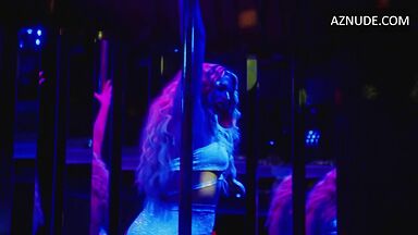 Busy Philipps streaping in Girls5Eva