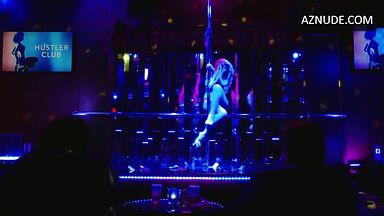 Busy Philipps streaping in Girls5Eva