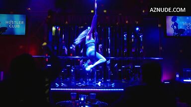 Busy Philipps streaping in Girls5Eva