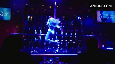 Busy Philipps streaping in Girls5Eva