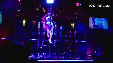 Busy Philipps streaping in Girls5Eva