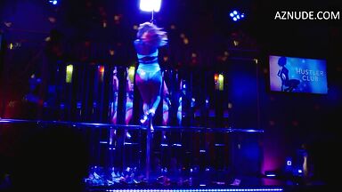 Busy Philipps streaping in Girls5Eva