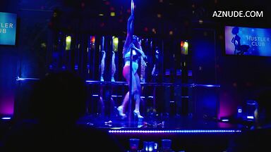 Busy Philipps streaping in Girls5Eva