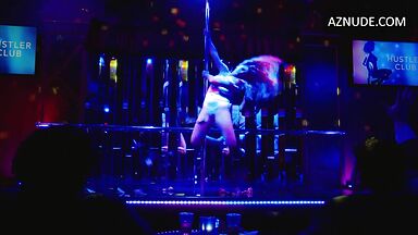 Busy Philipps streaping in Girls5Eva