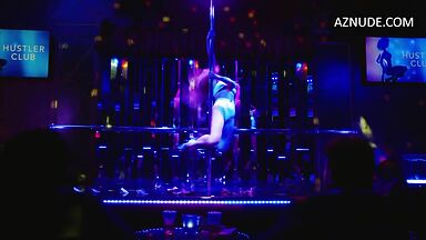 Busy Philipps streaping in Girls5Eva