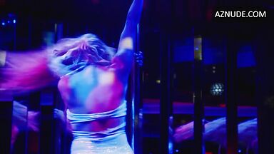 Busy Philipps streaping in Girls5Eva