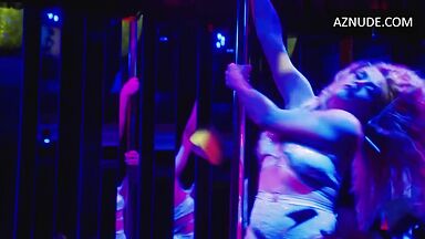 Busy Philipps streaping in Girls5Eva