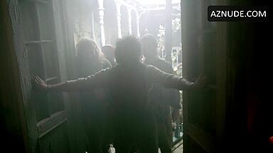 Jessica Parker Kennedy and Lise Slabber sex scenes in Black Sails