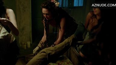 Jessica Parker Kennedy and Lise Slabber sex scenes in Black Sails