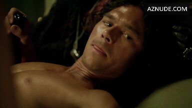 Jessica Parker Kennedy and Lise Slabber sex scenes in Black Sails