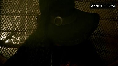 Jessica Parker Kennedy and Lise Slabber sex scenes in Black Sails