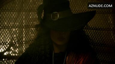 Jessica Parker Kennedy and Lise Slabber sex scenes in Black Sails