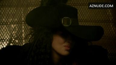 Jessica Parker Kennedy and Lise Slabber sex scenes in Black Sails