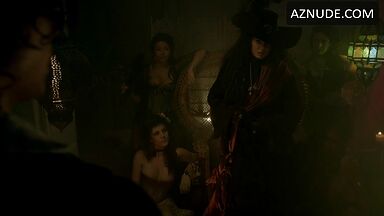 Jessica Parker Kennedy and Lise Slabber sex scenes in Black Sails