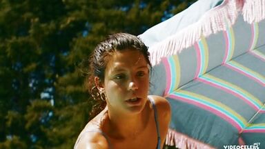 Adele Exarchopoulos sex scene in Revenir (2019)