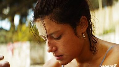 Adele Exarchopoulos sex scene in Revenir (2019)