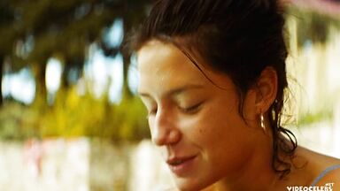 Adele Exarchopoulos sex scene in Revenir (2019)