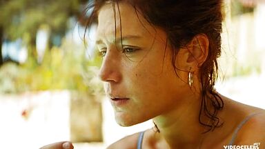 Adele Exarchopoulos sex scene in Revenir (2019)