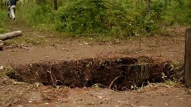 Lauren Ashley Carter sex scene in Jug Face (2013)