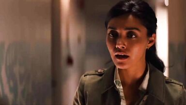 Tori Anderson and Yasmine Al-Bustami lesbic scene in NCIS Hawai