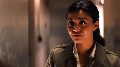 Tori Anderson and Yasmine Al-Bustami lesbic scene in NCIS Hawai