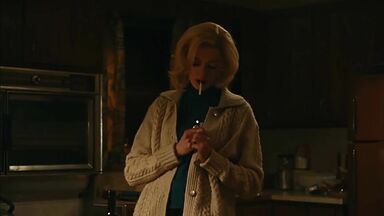 Thomasin McKenzie and  Anne Hathaway lesbians in Eileen (2024)