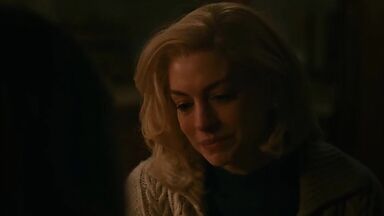 Thomasin McKenzie and  Anne Hathaway lesbians in Eileen (2024)
