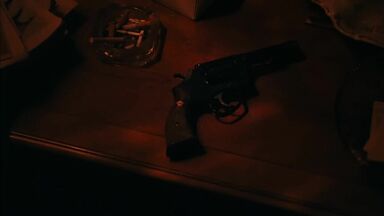 Thomasin McKenzie and  Anne Hathaway lesbians in Eileen (2024)