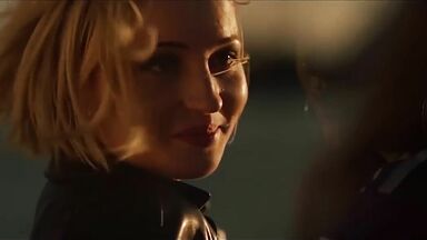 Thomasin McKenzie and  Anne Hathaway lesbians in Eileen (2024)