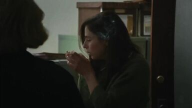 Thomasin McKenzie and  Anne Hathaway lesbians in Eileen (2024)