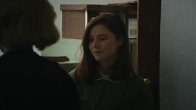 Thomasin McKenzie and  Anne Hathaway lesbians in Eileen (2024)