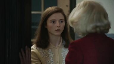 Thomasin McKenzie and  Anne Hathaway lesbians in Eileen (2024)