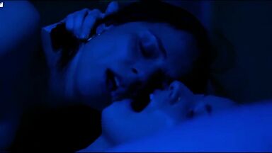 Mariana Di Girolamo and Paola Giannin hot lesbian scenes, Ema