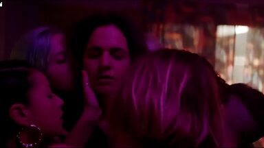 Mariana Di Girolamo and Paola Giannin hot lesbian scenes, Ema