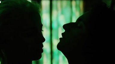 Mariana Di Girolamo and Paola Giannin hot lesbian scenes, Ema