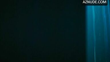 Bella Thorne strip-tease