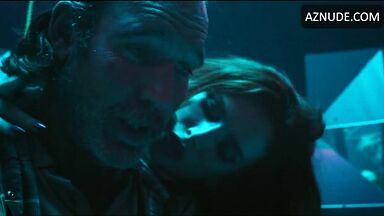 Bella Thorne strip-tease