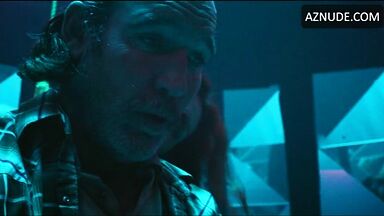 Bella Thorne strip-tease