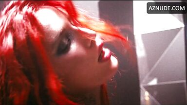 Bella Thorne strip-tease