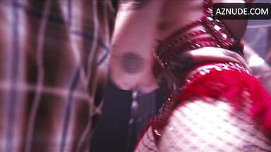 Bella Thorne strip-tease