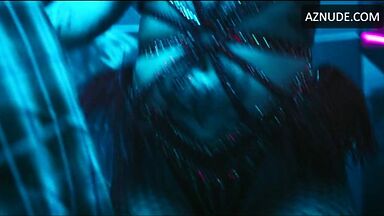 Bella Thorne strip-tease