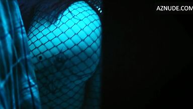 Bella Thorne strip-tease