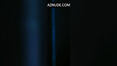 Bella Thorne strip-tease