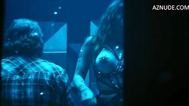 Bella Thorne strip-tease