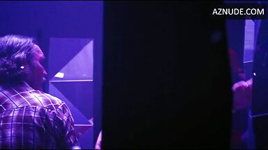 Bella Thorne strip-tease