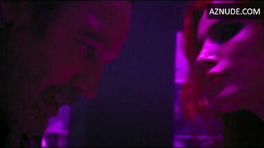 Bella Thorne strip-tease