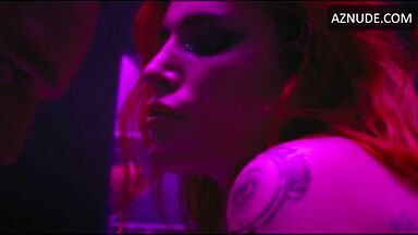 Bella Thorne strip-tease