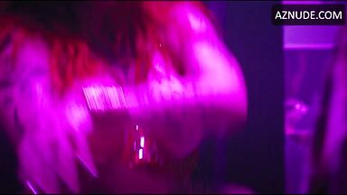 Bella Thorne strip-tease