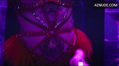 Bella Thorne strip-tease