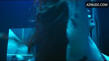 Bella Thorne strip-tease